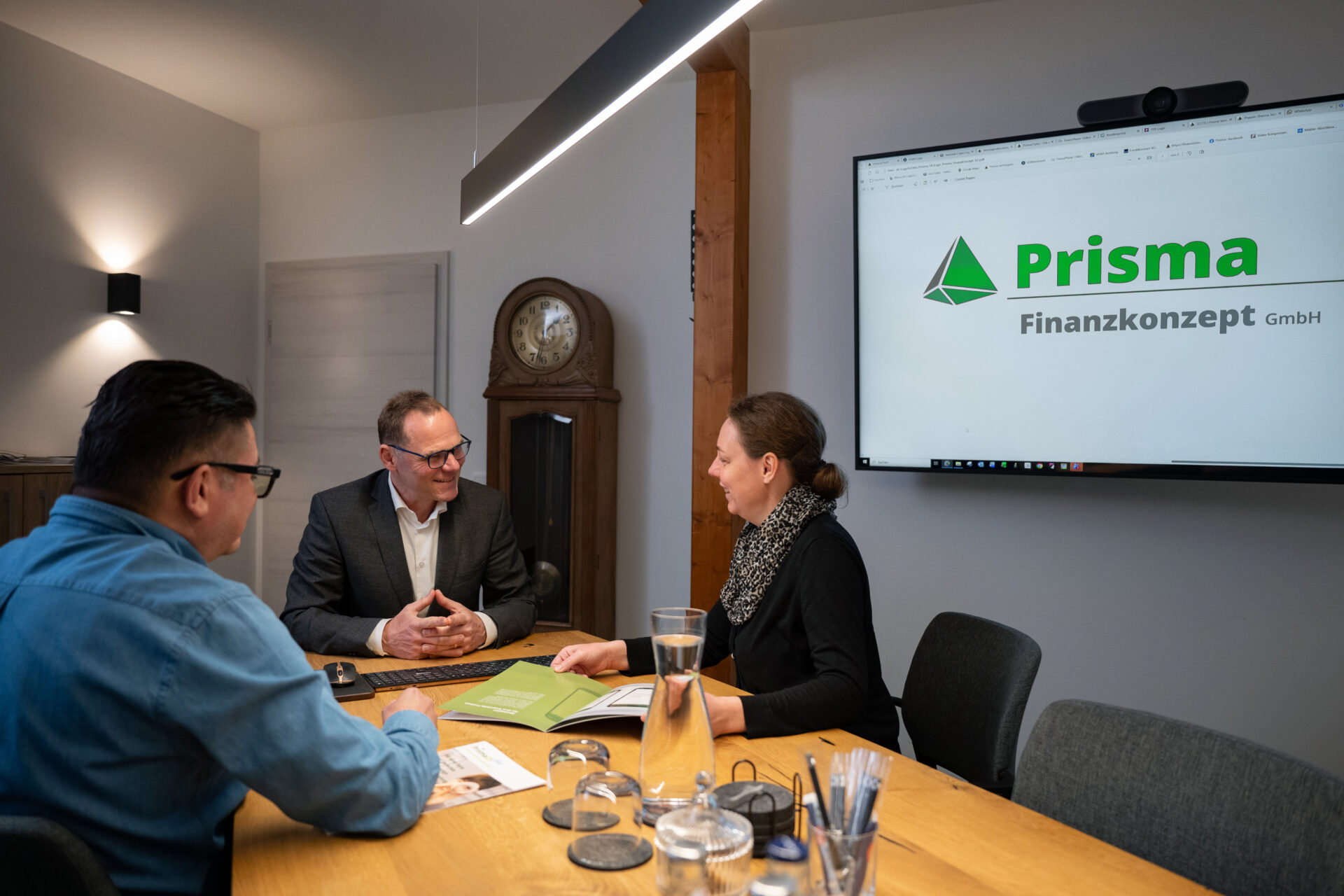 Beratungsgespräch im Konferenzraum der Prisma Finanzkonzept GmbH