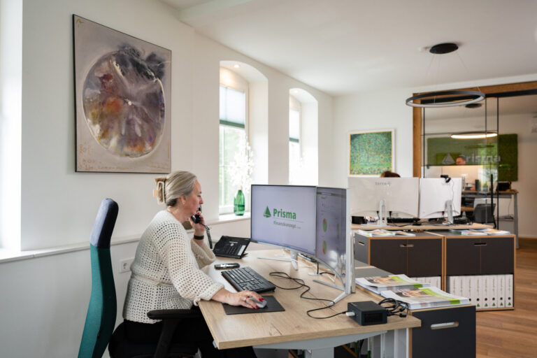Persönliche telefonische Beratung von Mitarbeiterinnen der Prisma Finanzkonzept GmbH